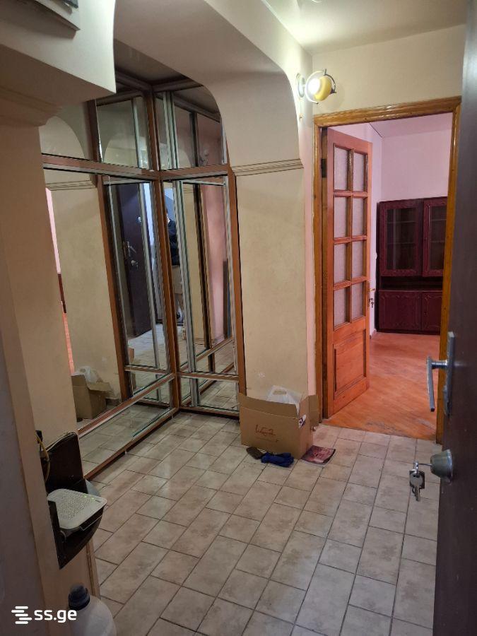 4部屋のマンション、დავით გურამიშვილის გამზირი