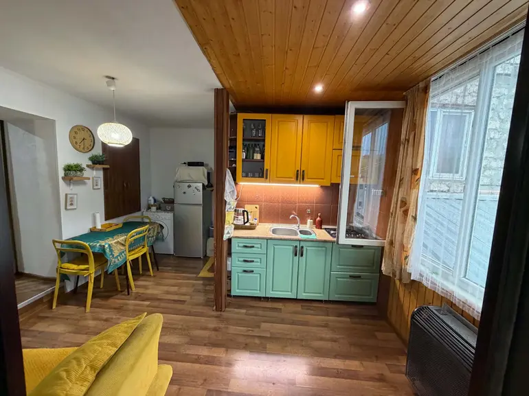 2-Zimmer-Wohnung, ლამის ქუჩა
