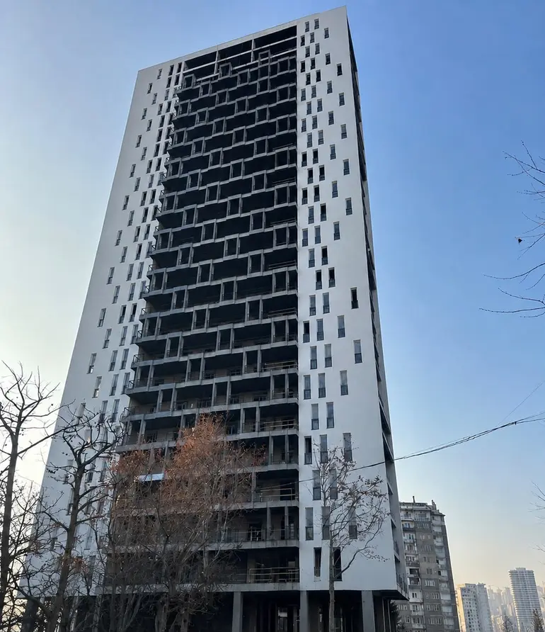 3部屋のマンション、Sairmis Gora