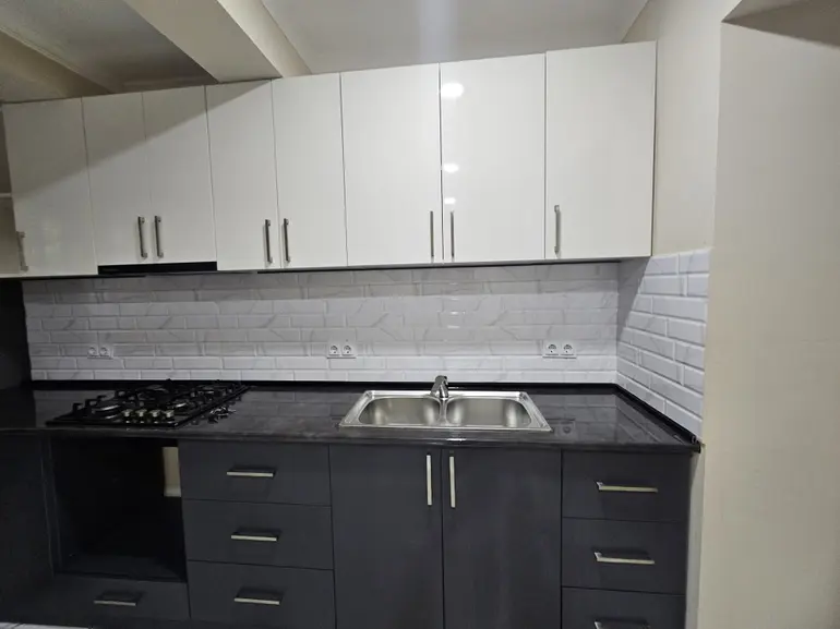 Wohnung mit 3 Schlafzimmern, 2. Block Dighomi Massiw