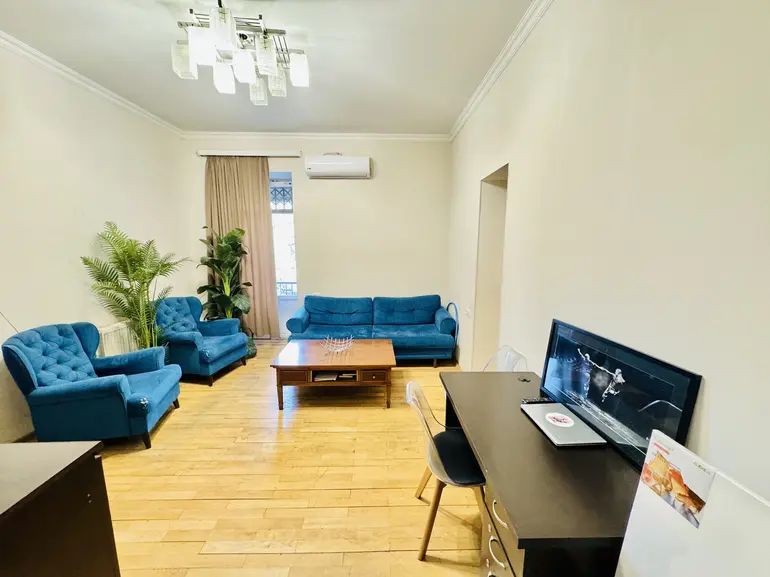 3-Zimmer-Wohnung, ძმები სიმენსების ქუჩა