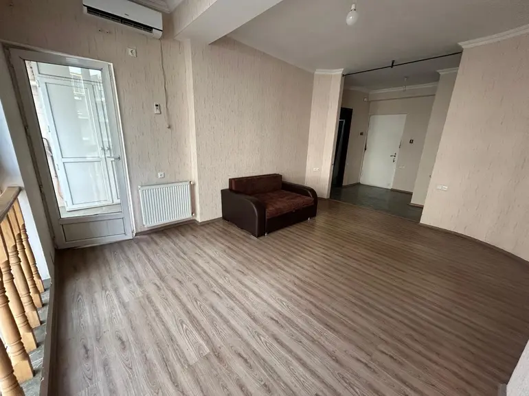 3-Zimmer-Wohnung, კოსმონავტების სანაპირო
