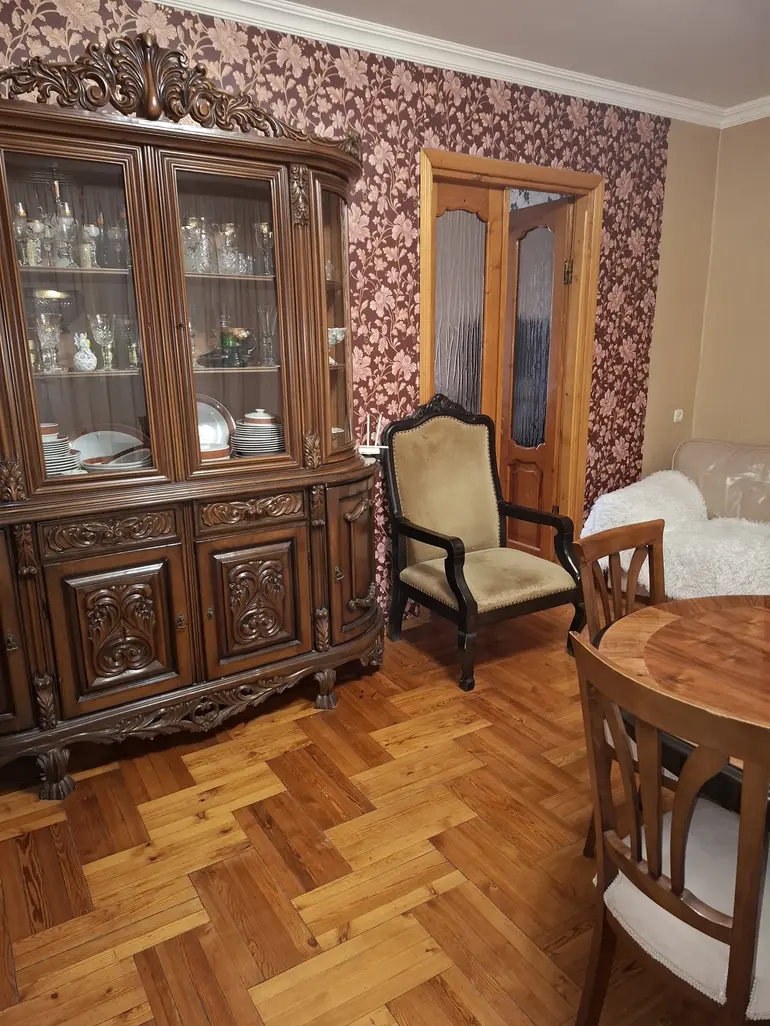 5-Zimmer-Wohnung, თენგიზ სტურუას ქუჩა