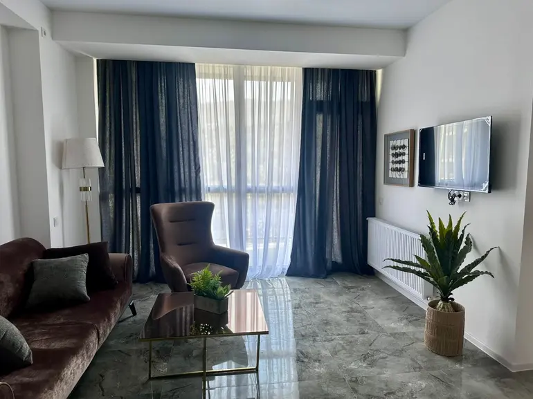 2-Zimmer-Wohnung, უნივერსიტეტის ქუჩა