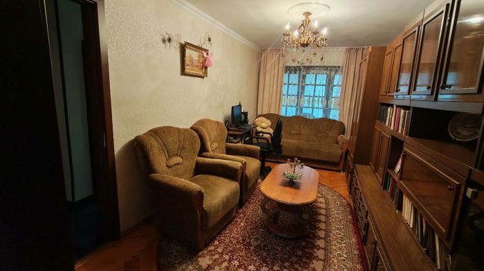 3部屋のマンション、თენგიზ ჩანტლაძის ქუჩა