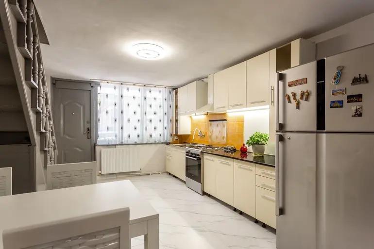 3-Zimmer-Wohnung, სიმონ ჯანაშიას ქუჩა